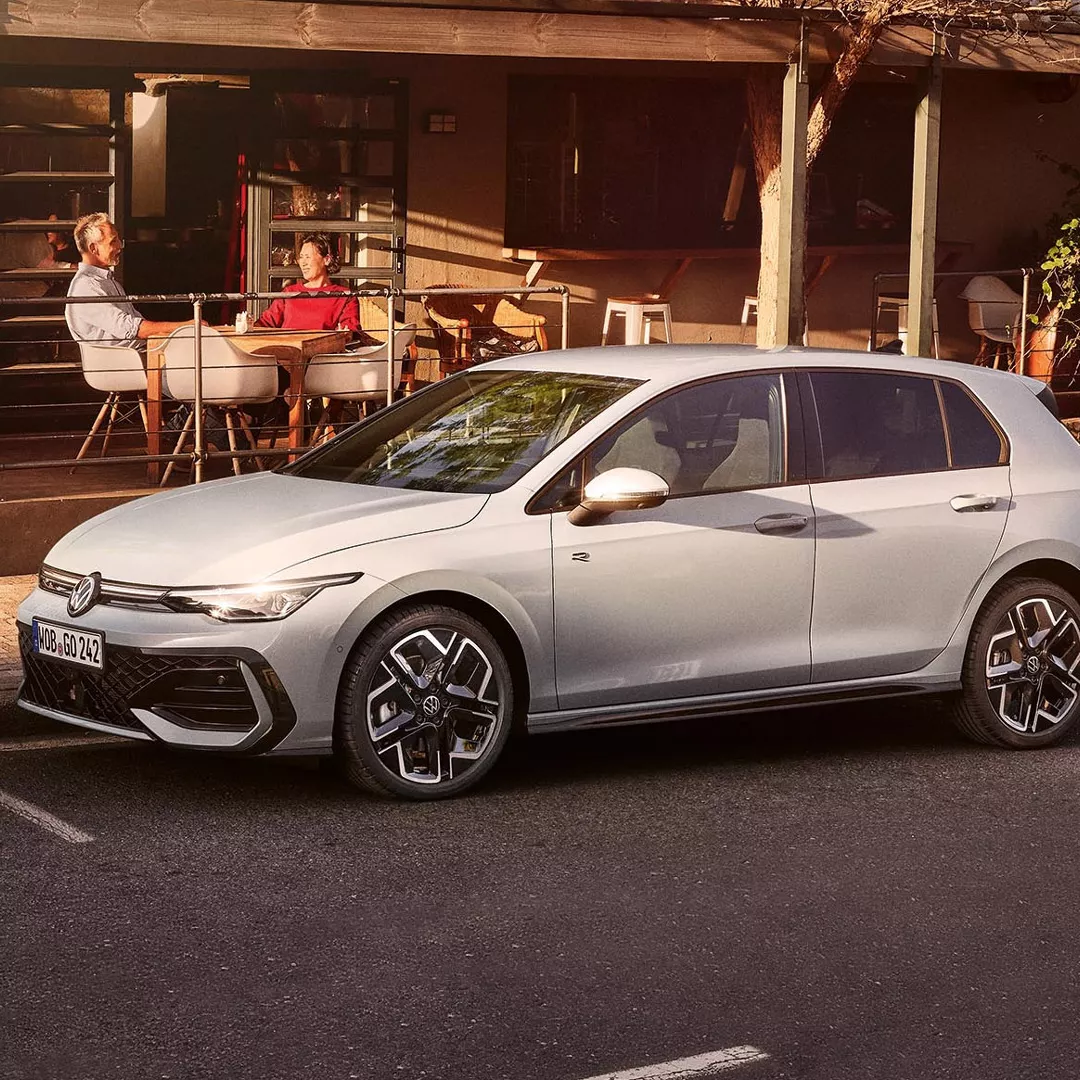 GL6231_Golf_parking_sidewys_at_restaurant_16-9