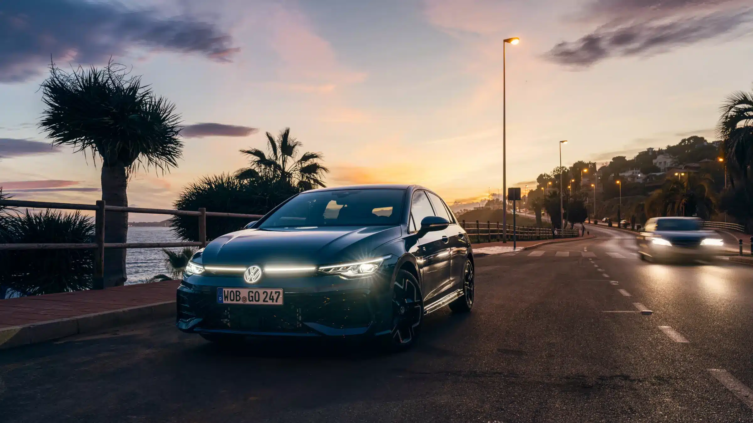 VW Golf an einer Küstenstraße in der Abenddämmerung – Leasingangebot bei Gessner & Jacobi in Hannover