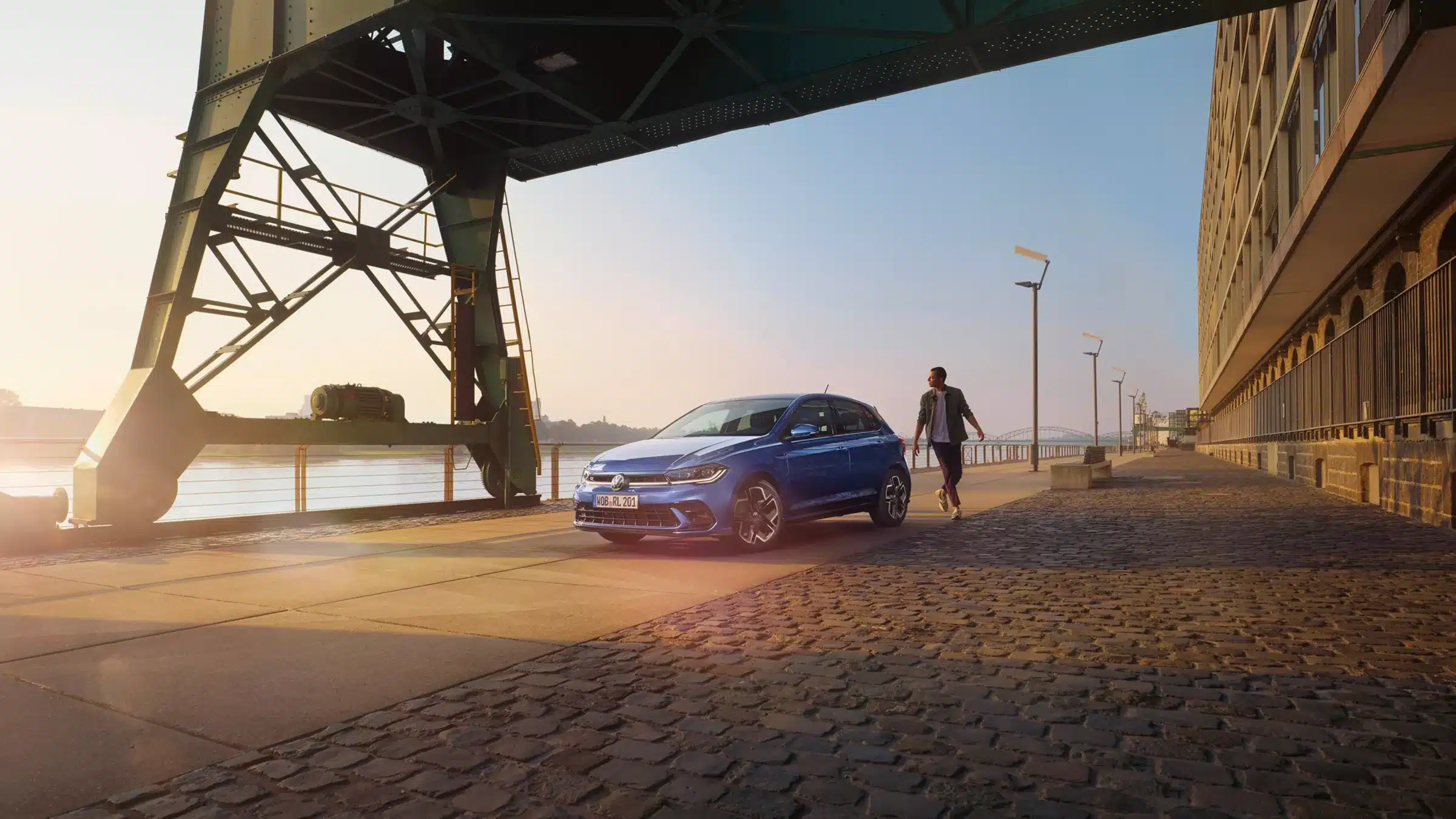 VW Polo Life in Blau an einer Hafenpromenade – Leasingangebot bei Gessner & Jacobi in Hannover