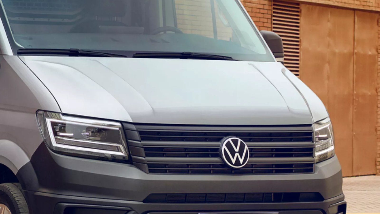 Frontansicht des VW Crafter Kastenwagen mit LED-Scheinwerfern