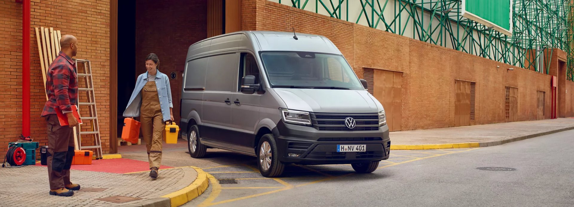 VW Crafter Kastenwagen vor einer Werkhalle