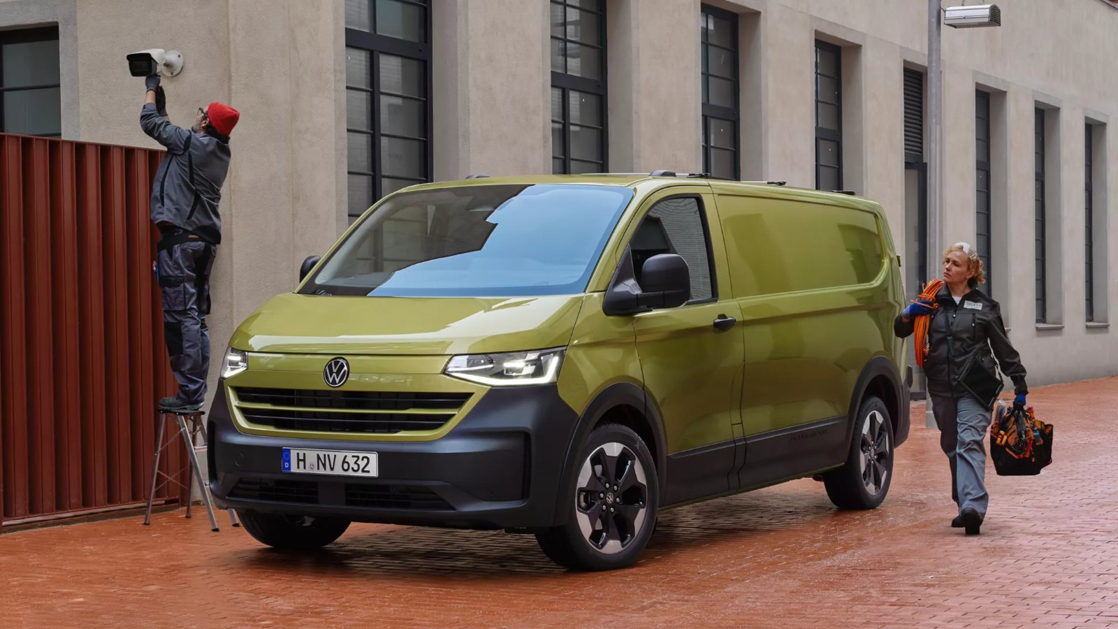 VW Transporter Kastenwagen in Grün vor einer Hauswand