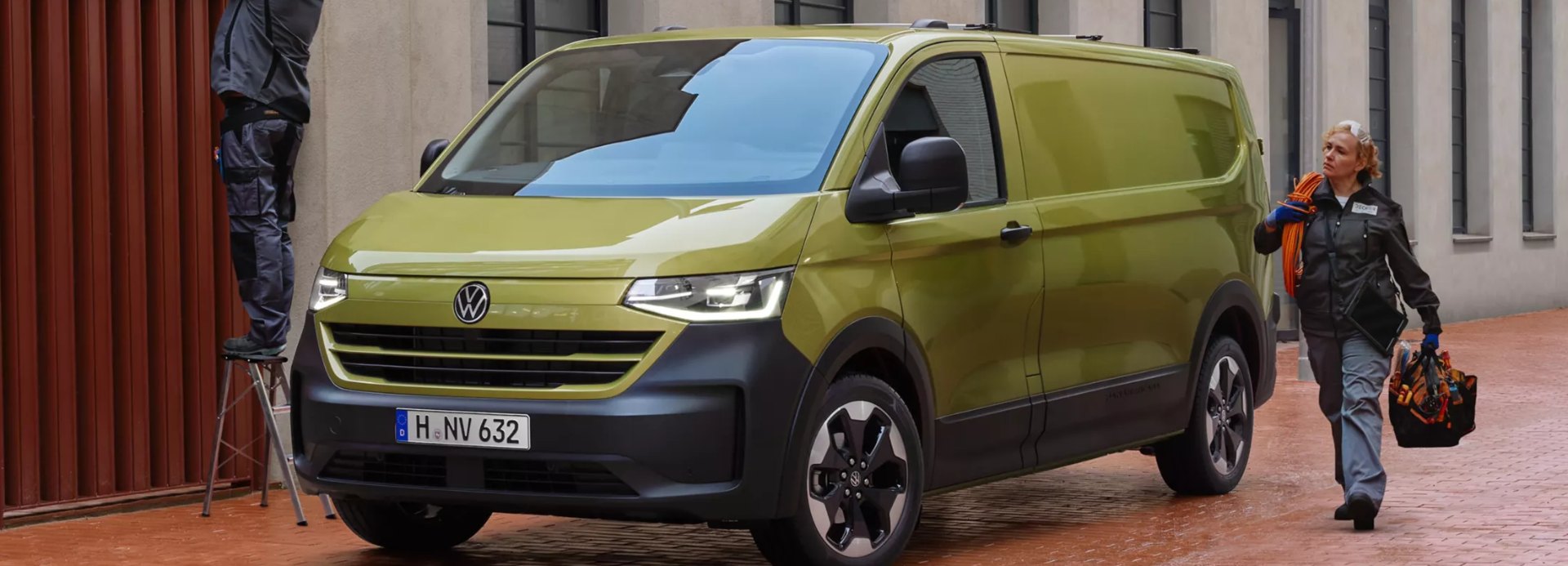 VW Transporter Kastenwagen vor einem Gebäude