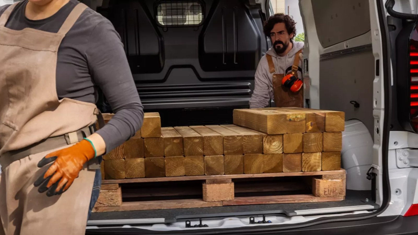 Paletten mit Holzbalken im Laderaum eines VW Transporter Kastenwagen
