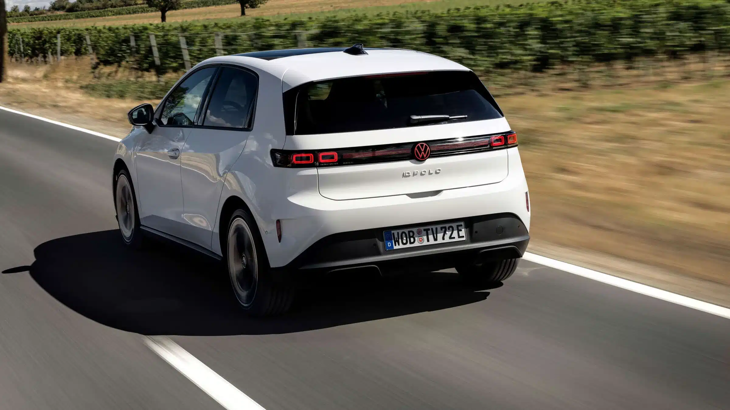 VW ID. Polo Life – Heckansicht während der Fahrt