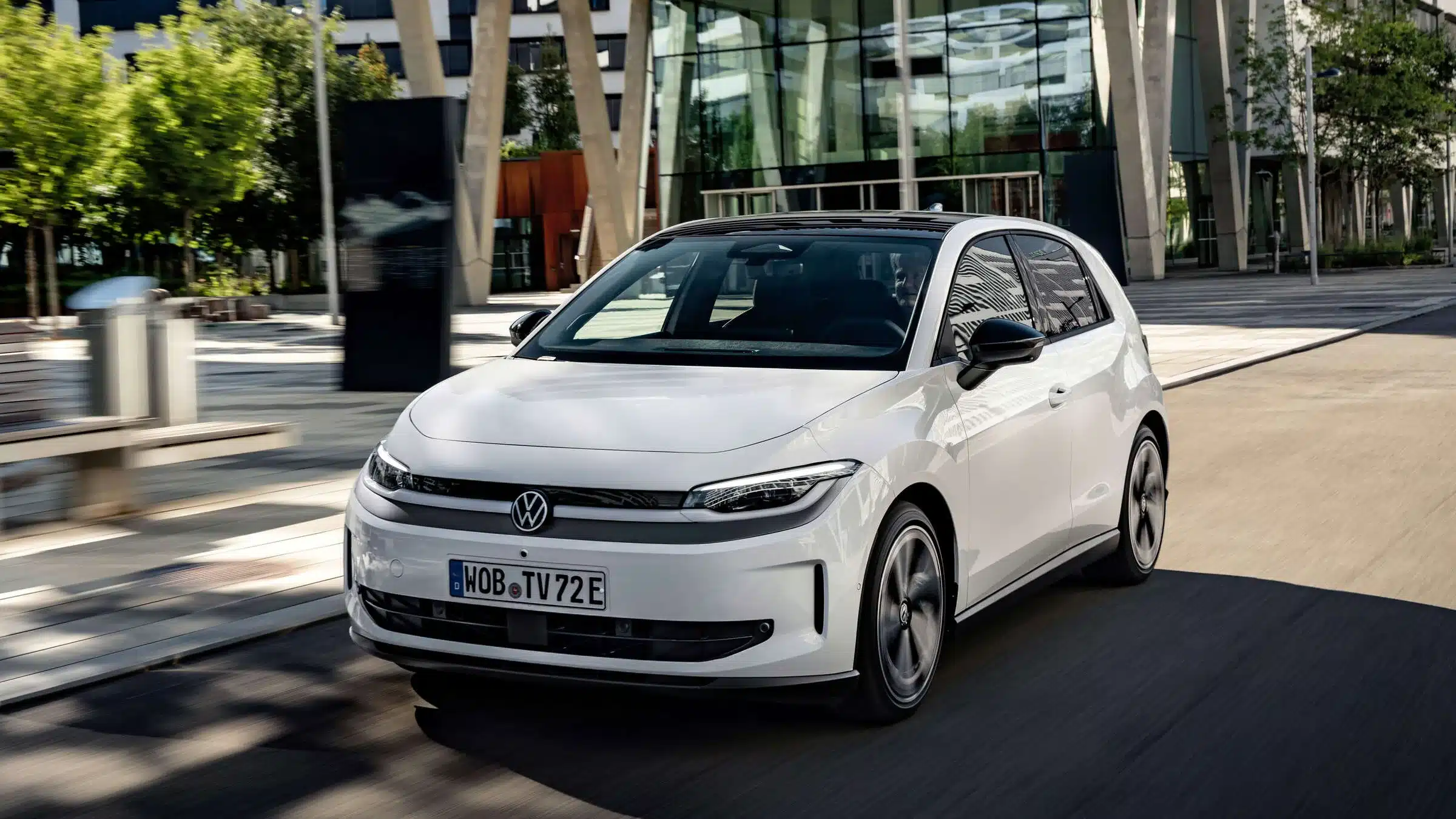 VW ID. Polo Life – Frontansicht im Stadtverkehr
