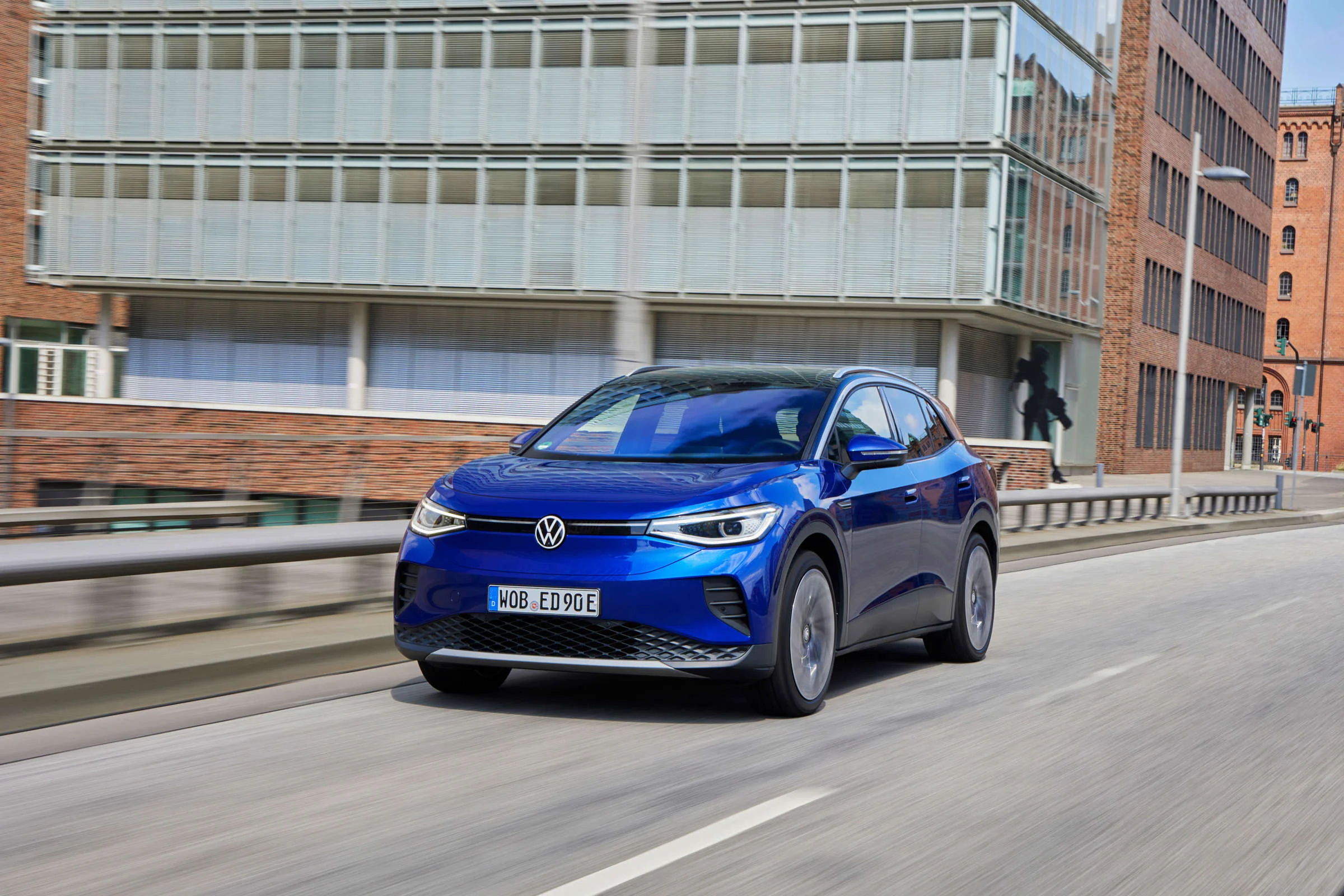 VW ID.4 in Blau – Fahraufnahme (Abb. zeigt Sonderausstattung)